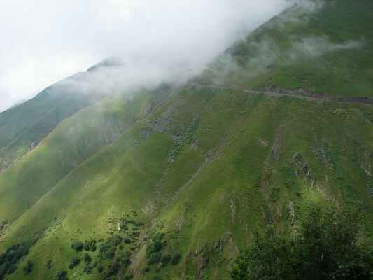 Svah, silnice, strž. Cesta z Alvani do Omala musí překonat sedlo Abano ve výšce 2850 m n. m.