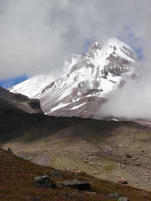 Skrývající se Kazbek (5033 m n. m.).