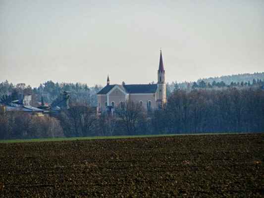 zbýšovský kostel (foceno z cesty z Opatovic do Zemanin)