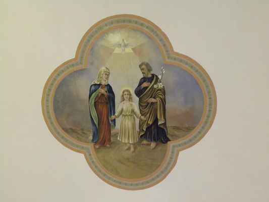 Obraz Svaté rodiny na stropu kostela.